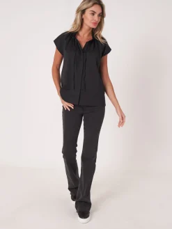 Bluse Mit Gerafftem Halsausschnitt Mit Bandchen