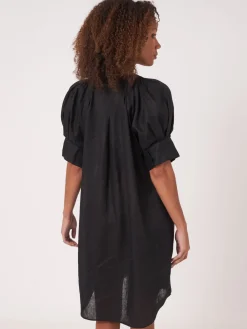 Kleid Aus Reinem Leinen Mit Verdeckten Knopfen