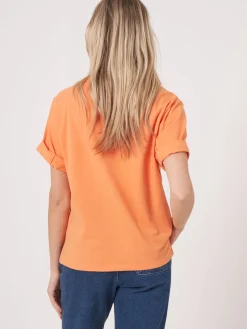 Locker Geschnittenes T-Shirt Mit Aufgeschlagenen Armeln