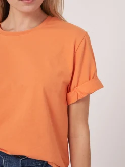 Locker Geschnittenes T-Shirt Mit Aufgeschlagenen Armeln