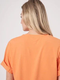 Locker Geschnittenes T-Shirt Mit Aufgeschlagenen Armeln