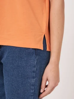 Locker Geschnittenes T-Shirt Mit Aufgeschlagenen Armeln
