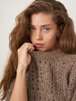 Offener Ajour-Strickpulli