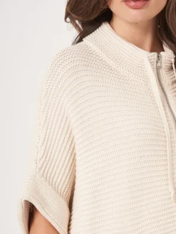 Poncho Aus Baumwollstrick Mit Reisverschluss Und Größer Rippenstruktur