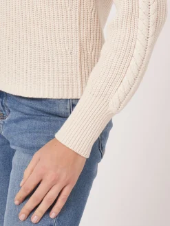 Rippenstrickpullover Mit Uberschnittenen Schultern